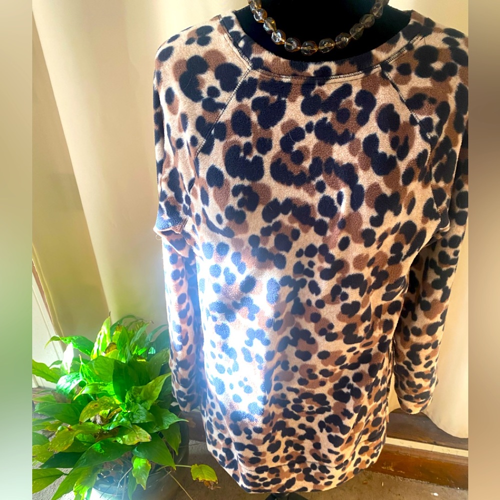 CUDDL DUDS Fleecewear Crew neck top; Animal print. Sz Small